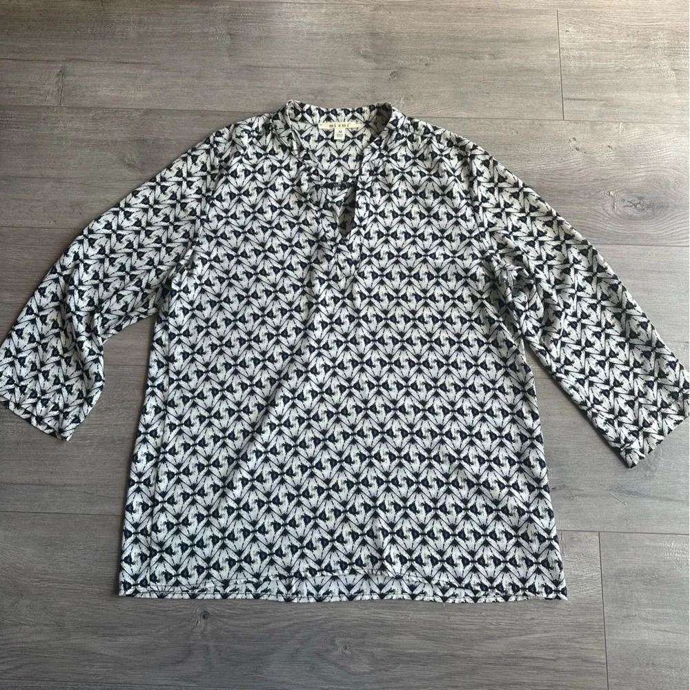 Miami v-neck blouse with roll up sleeves - size medium